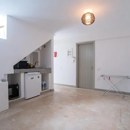 Piperi On The Rocks Vila Nausa